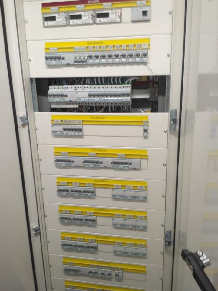 Installation électrique pour enseigne de distribution — réalisation HE2M à Libourne