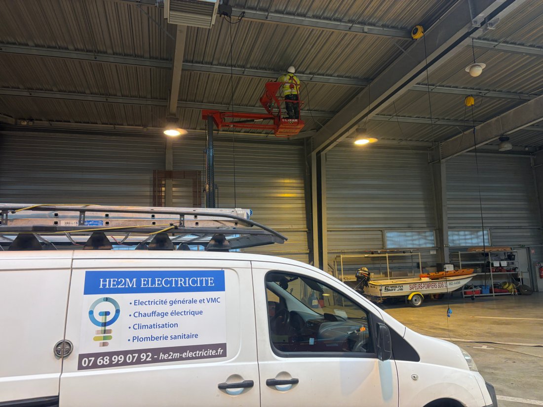 Installation électrique pour enseigne de distribution — réalisation HE2M à Libourne