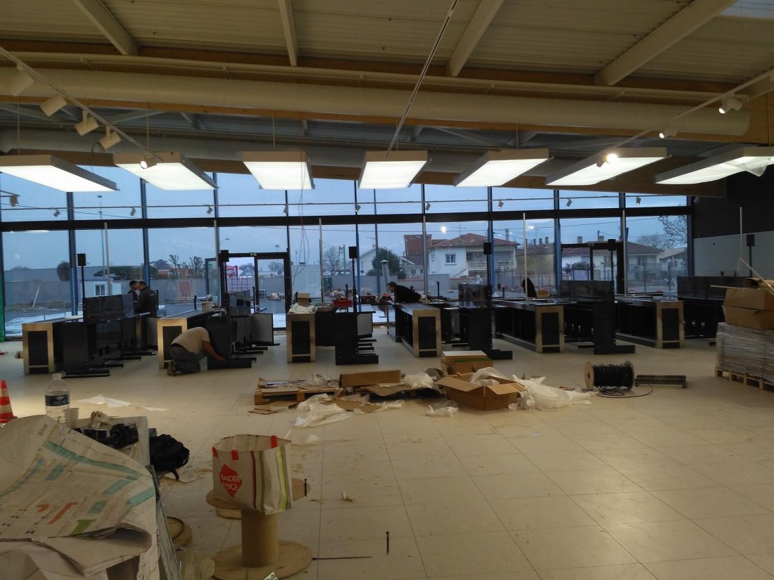 Installation électrique pour enseigne de distribution — réalisation HE2M à Libourne
